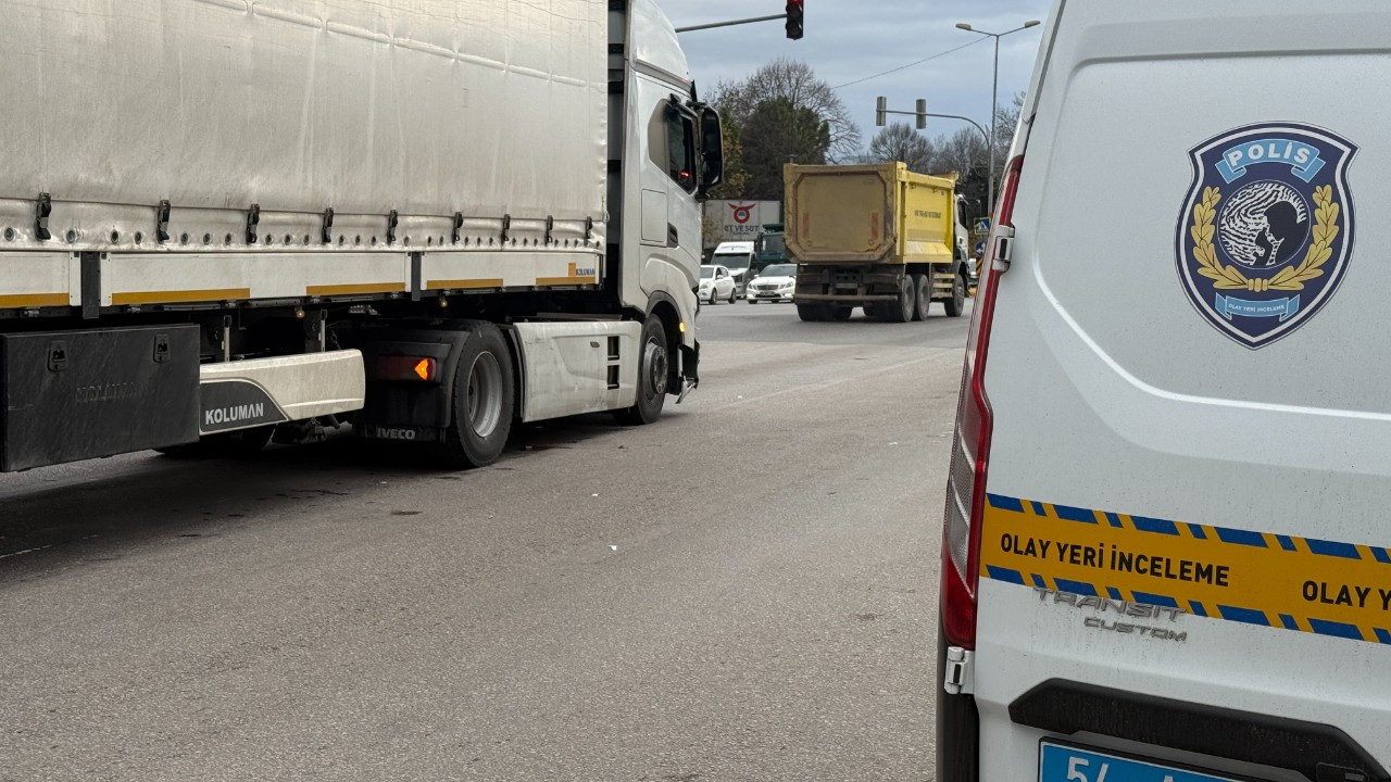 Sakarya'da Feci Kaza: Tırın Altında Kalan Kadın Ağır Yaralandı