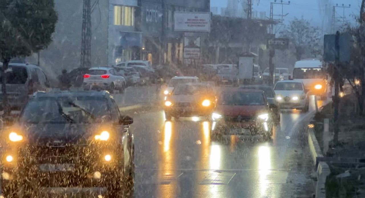 Yüksekova’da Lapa Lapa Kar Yağışı Hayatı Zorlaştırdı - Sayfa 1