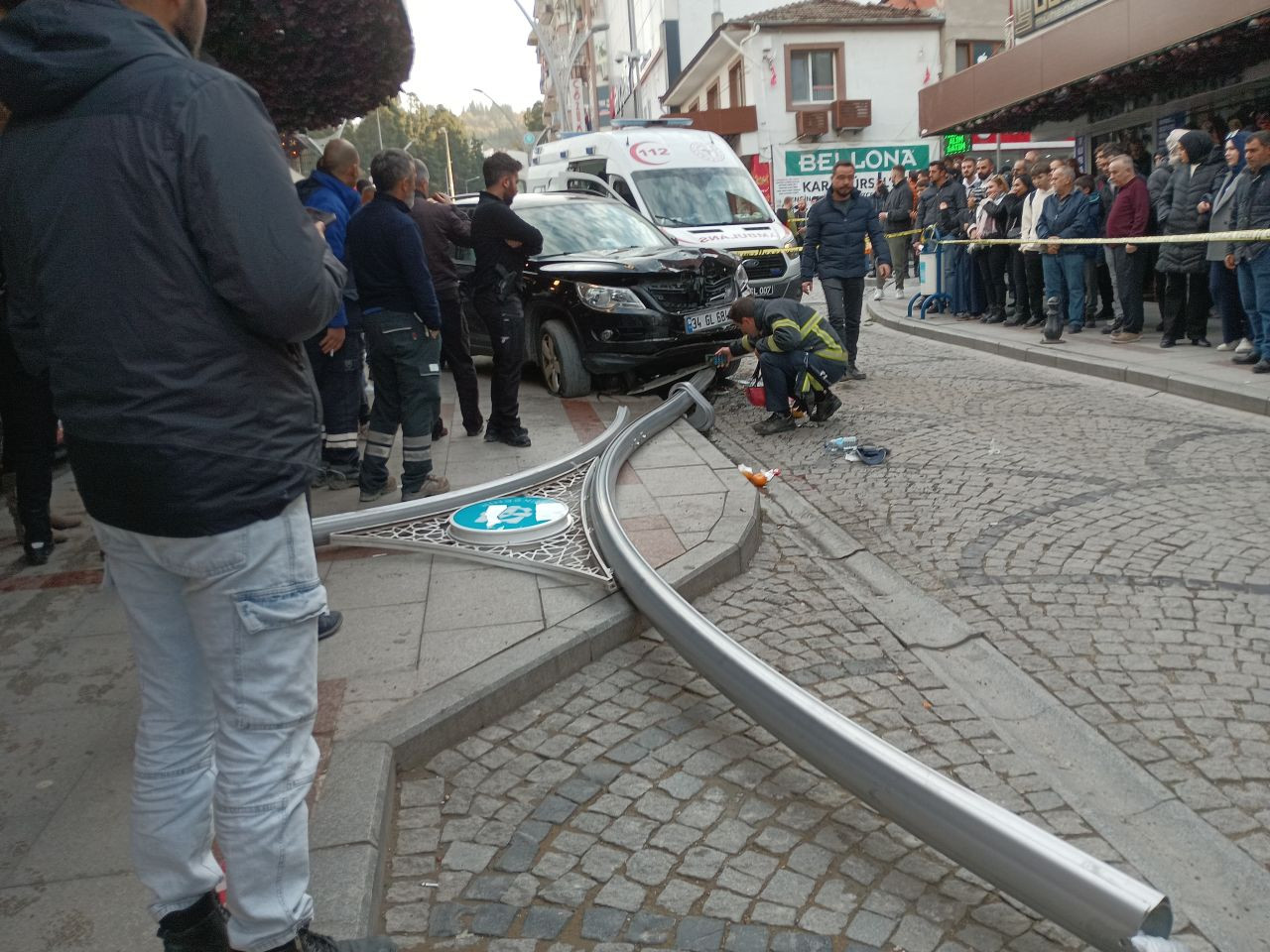 Kocaeli’de Kontrolden Çıkan Araç Direği Devirerek 6 Kişiyi Yaraladı - Sayfa 1