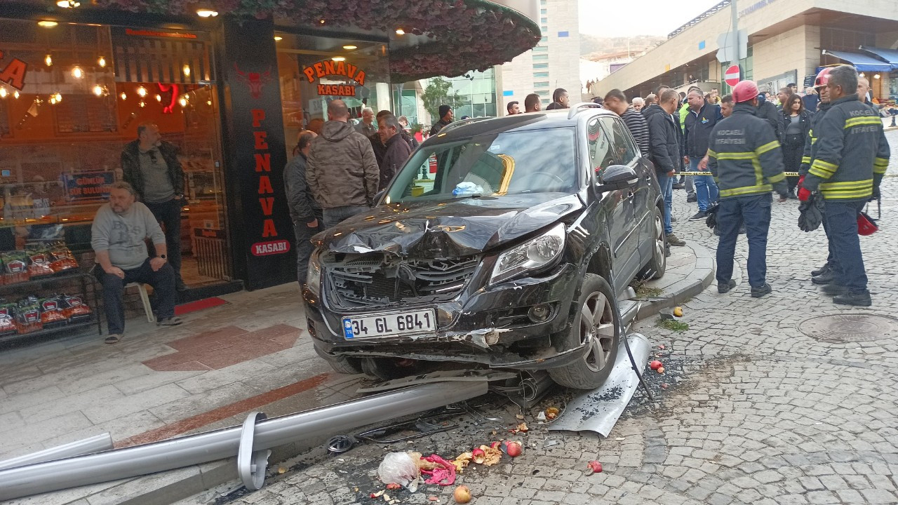 Kocaeli’de Kontrolden Çıkan Araç Direği Devirerek 6 Kişiyi Yaraladı