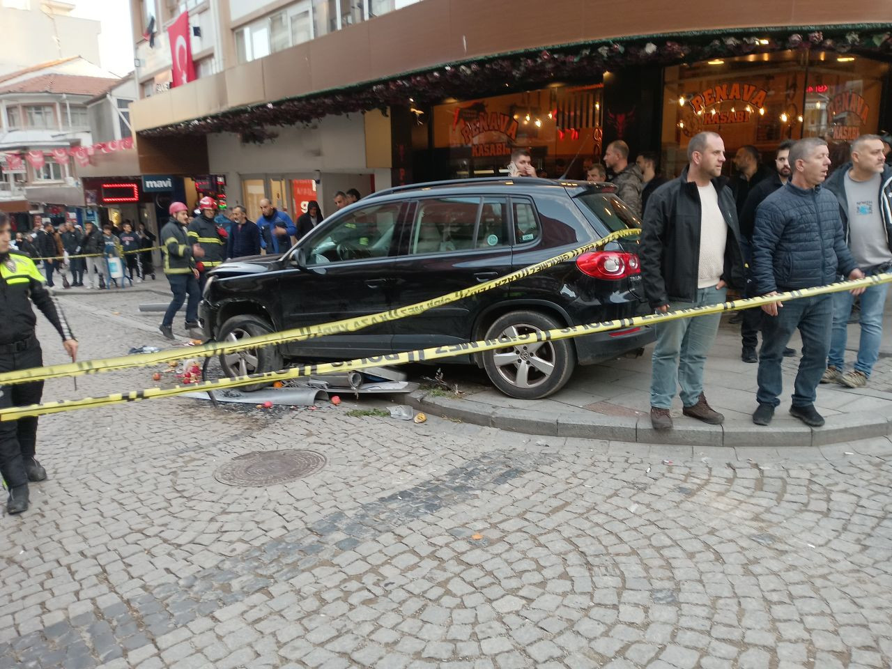 Kocaeli’de Kontrolden Çıkan Araç Direği Devirerek 6 Kişiyi Yaraladı - Sayfa 3