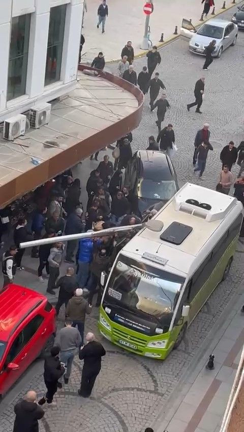 Kocaeli’de Kontrolden Çıkan Araç Direği Devirerek 6 Kişiyi Yaraladı - Sayfa 6