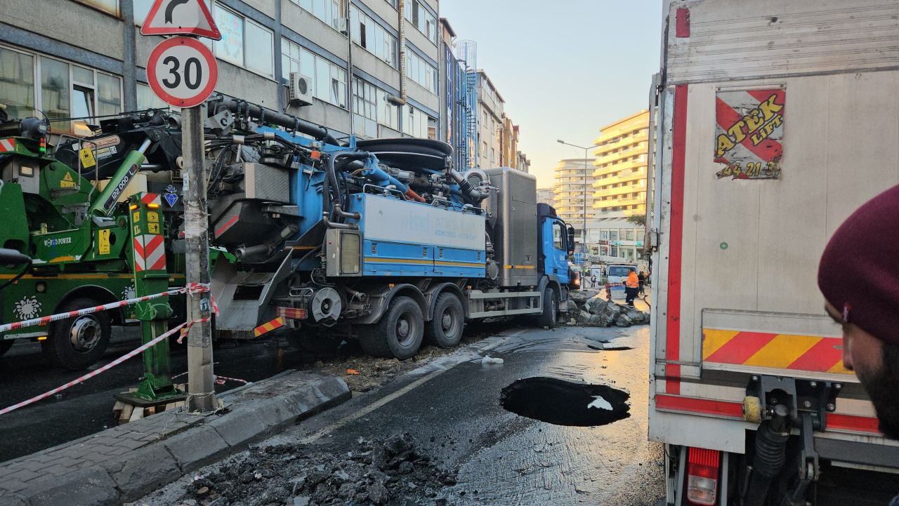 Güngören’de Çöken Yola Düşen Kamyonlar Kurtarıldı - Sayfa 1