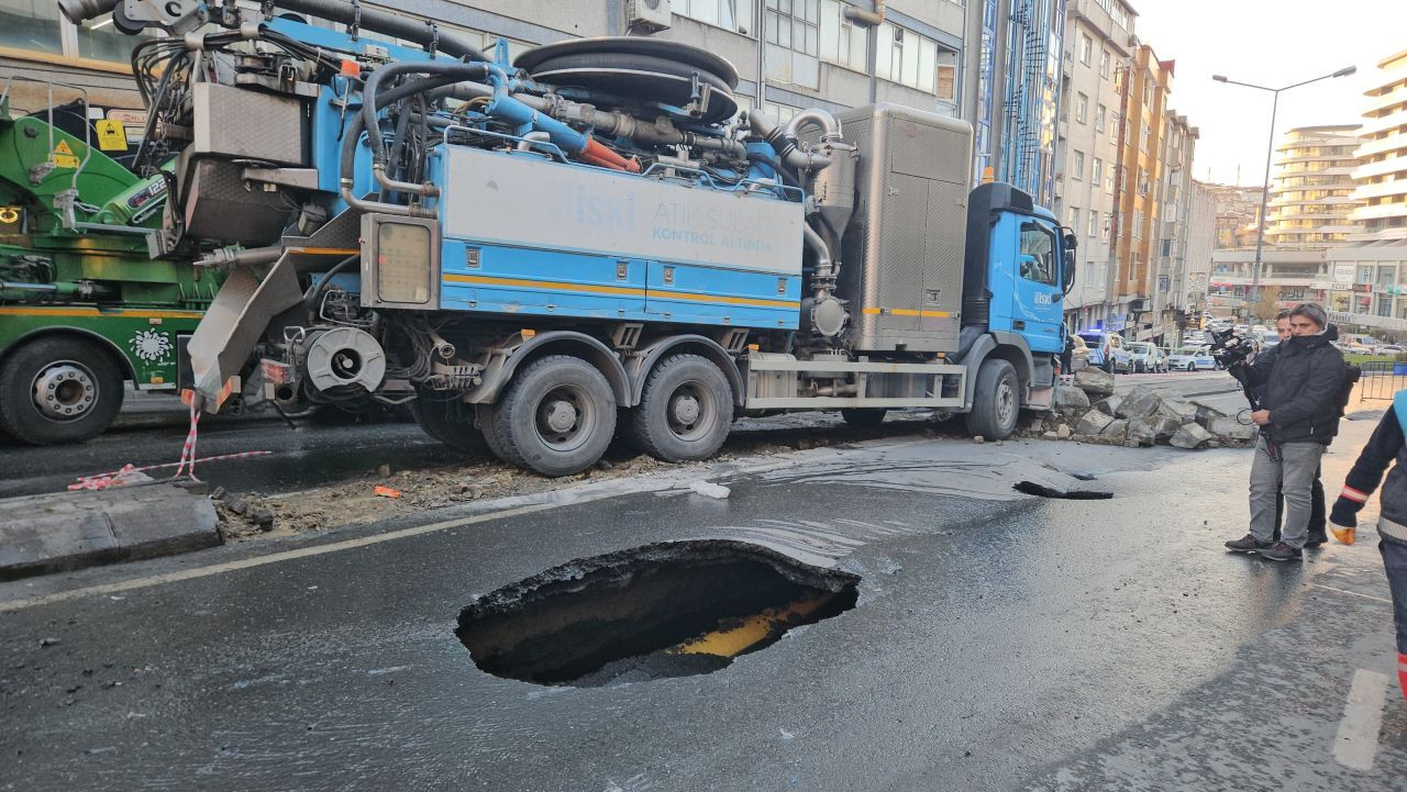 Güngören’de Çöken Yola Düşen Kamyonlar Kurtarıldı - Sayfa 4