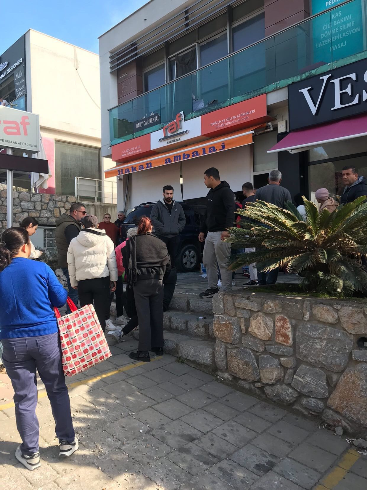 Bodrum’da Cip Mağazaya Daldı: 4 Yaralı, Ortalık Savaş Alanına Döndü - Sayfa 5