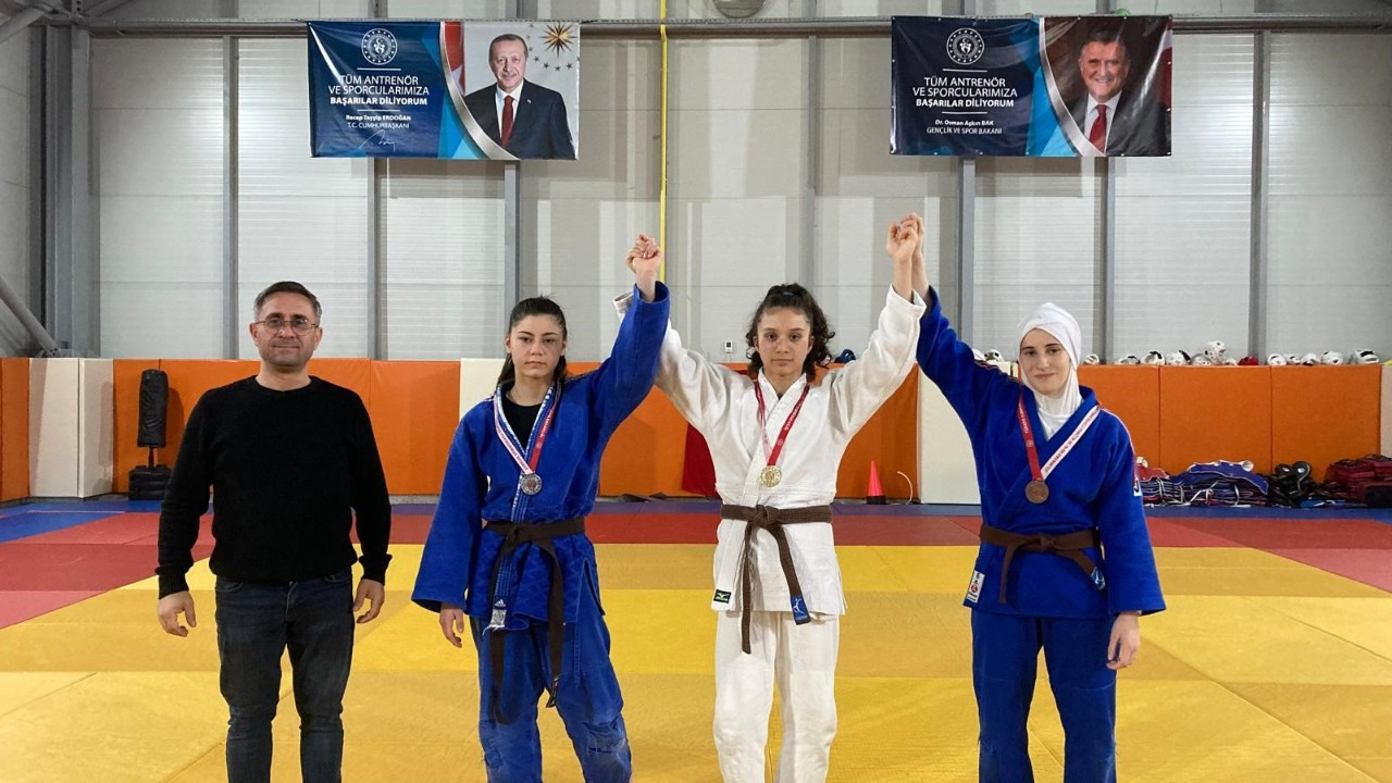 Düzce'de Okul Sporları Judo Gençler Müsabakaları Tamamland