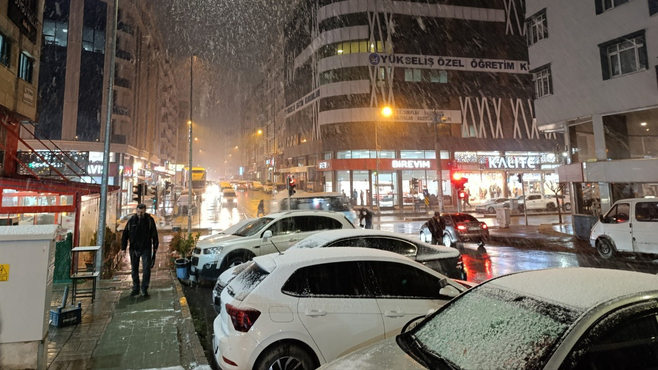 Van'da Yoğun Kar Yağışı: Kent Beyaza Büründü