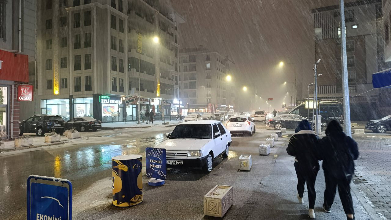 Van'da Yoğun Kar Yağışı: Kent Beyaza Büründü - Sayfa 3