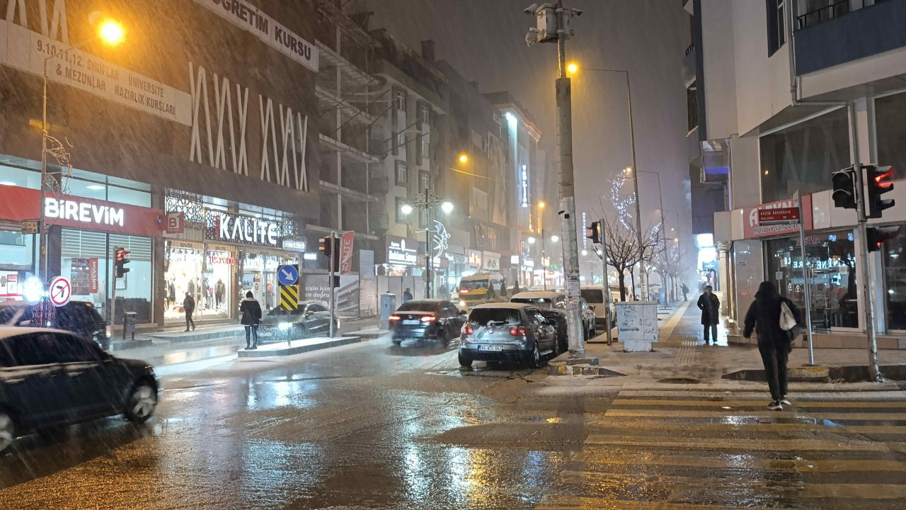 Van'da Yoğun Kar Yağışı: Kent Beyaza Büründü - Sayfa 4