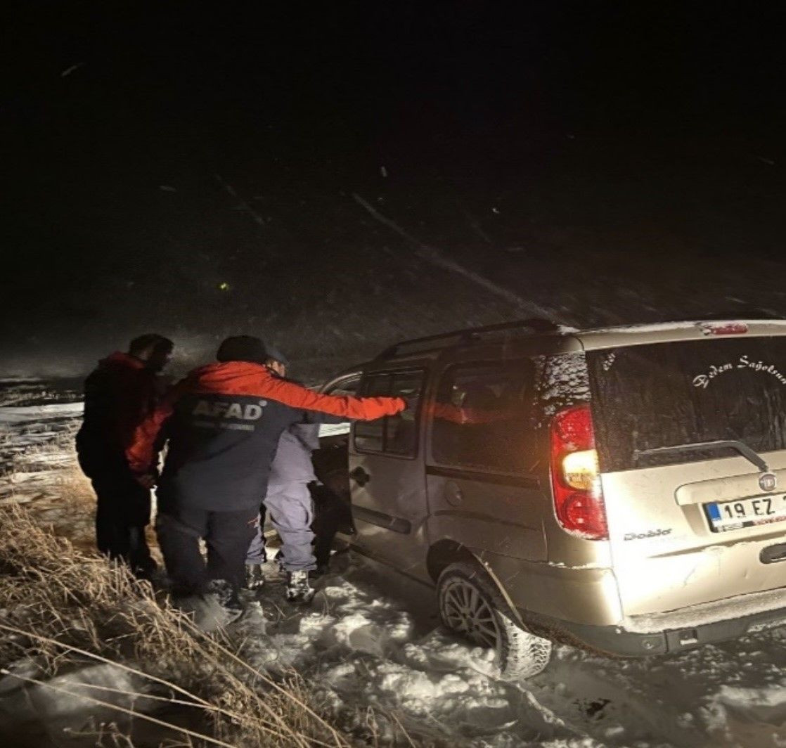 Çorum’da Karda Mahsur Kalan Sürücüler Ekipler Tarafından Kurtarıldı - Sayfa 3