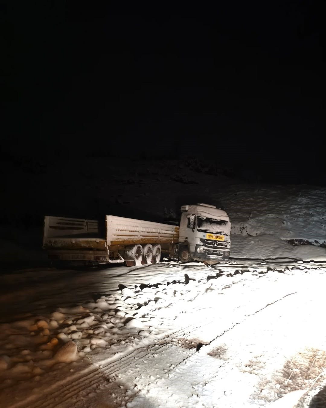 Eruh-Şırnak Yolu Kar Yağışı Nedeniyle Ulaşıma Kapandı - Sayfa 1