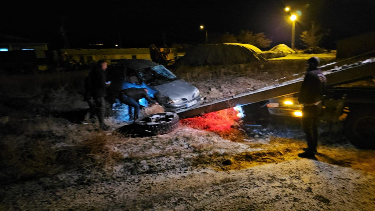 Bitlis'te Buzlanan Yolda Takla Atan Otomobilde 3 Yaralı - Sayfa 2