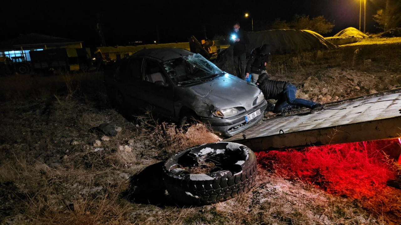 Bitlis'te Buzlanan Yolda Takla Atan Otomobilde 3 Yaralı