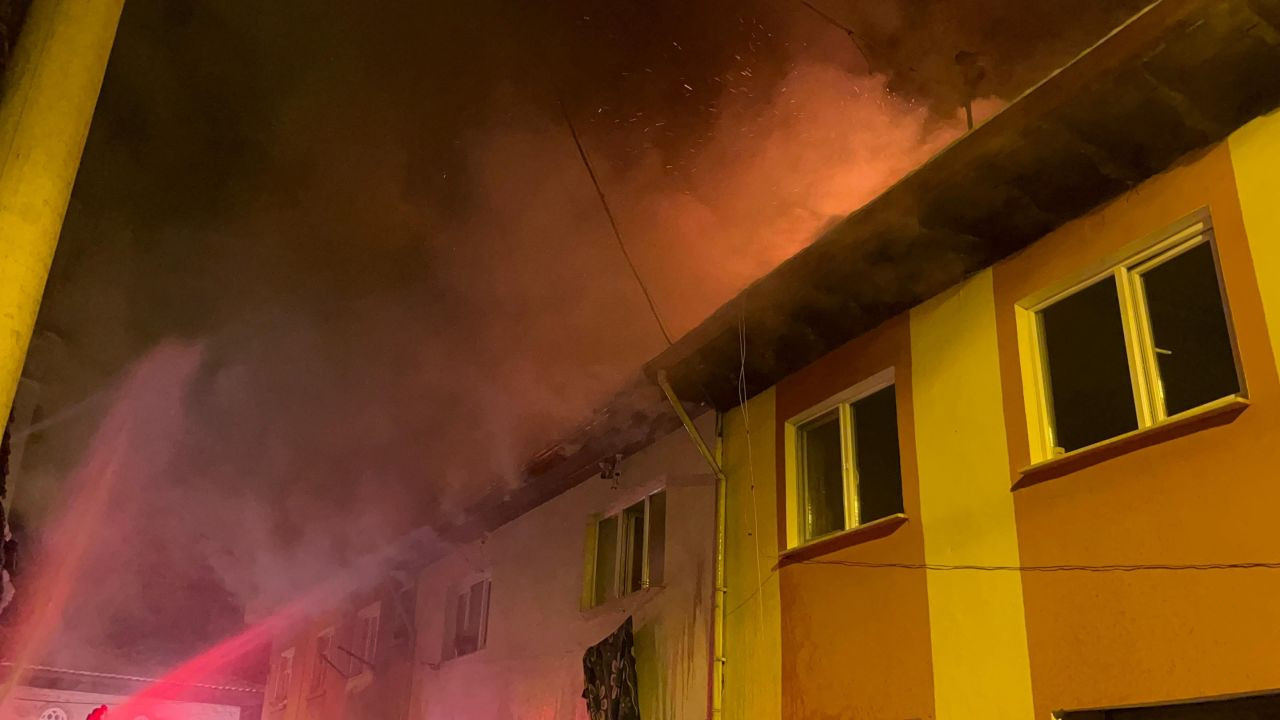 Kastamonu’da Çatı Katı Yangını 3 Evi Sardı, Müdahale Sürüyor - Sayfa 3