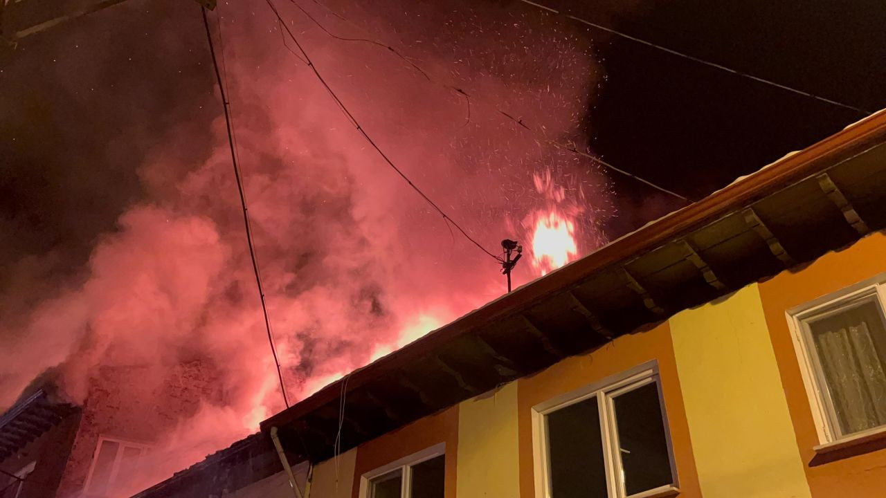 Kastamonu’da Çatı Katı Yangını 3 Evi Sardı, Müdahale Sürüyor - Sayfa 5