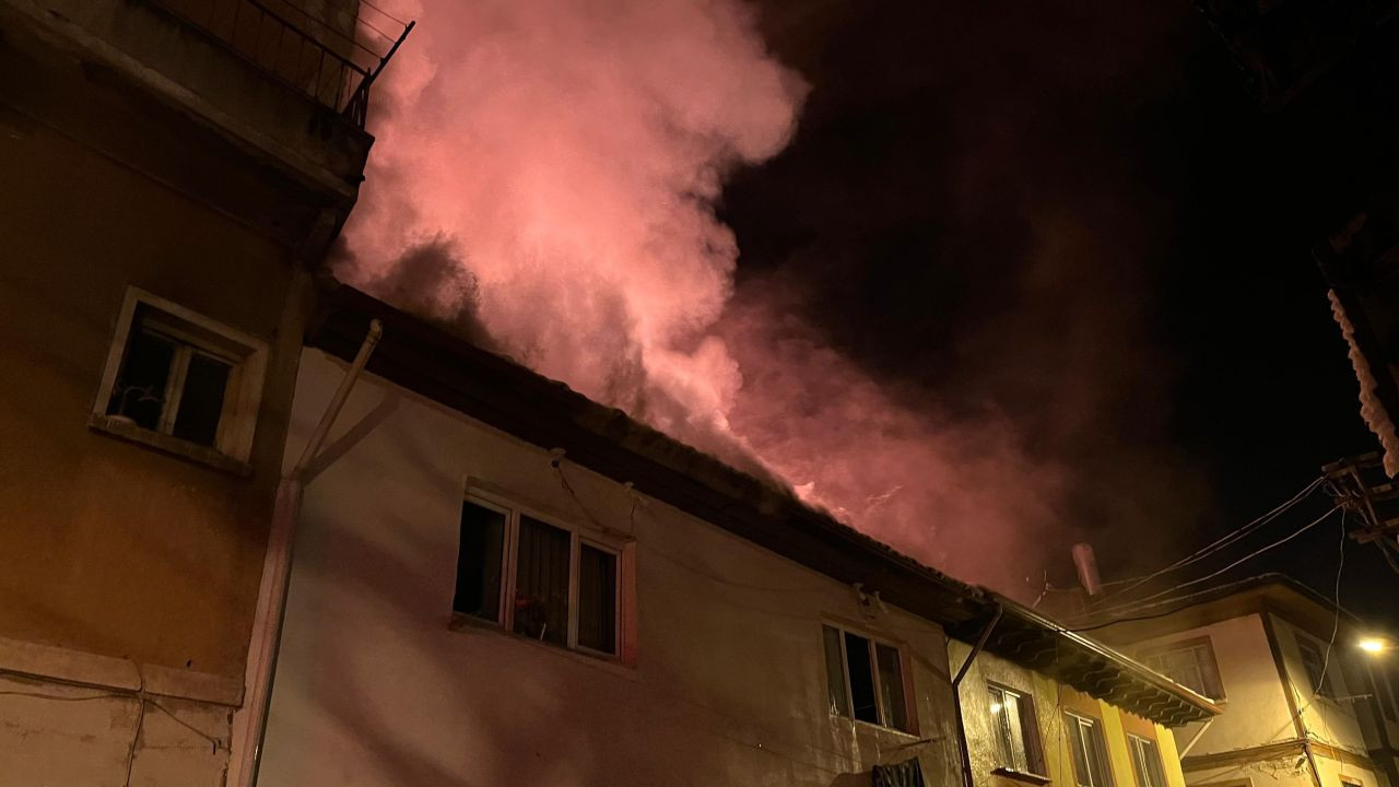 Kastamonu’da Çatı Katı Yangını 3 Evi Sardı, Müdahale Sürüyor - Sayfa 7