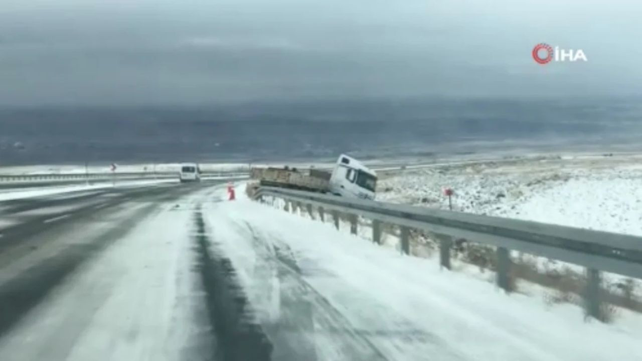 Kars’ta buzlanan yolda kayan tır şarampole düştü