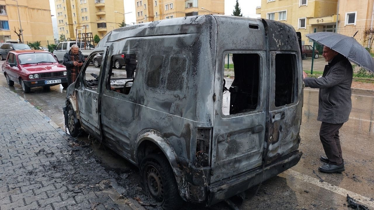 Samsun'da Seyir Halindeki Araç Tamamen Yandı