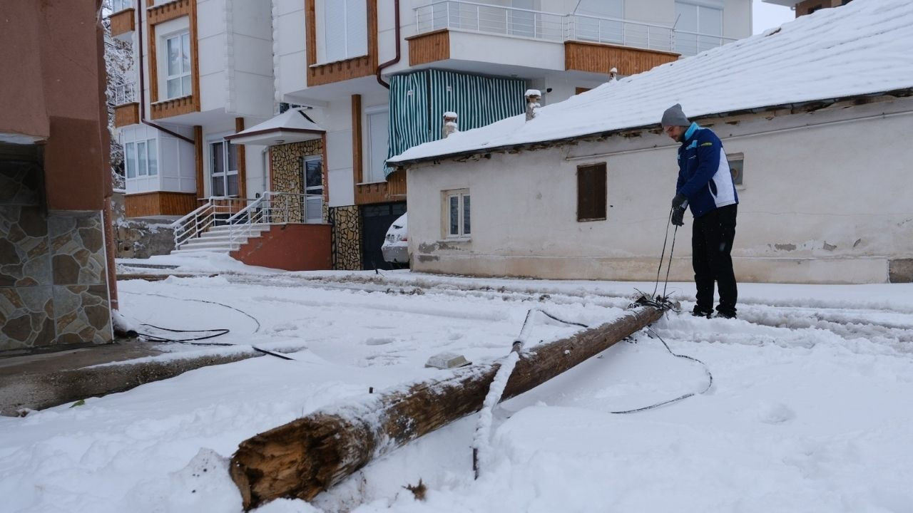 Karda kayan otomobil 2 telefon direğini devirdi