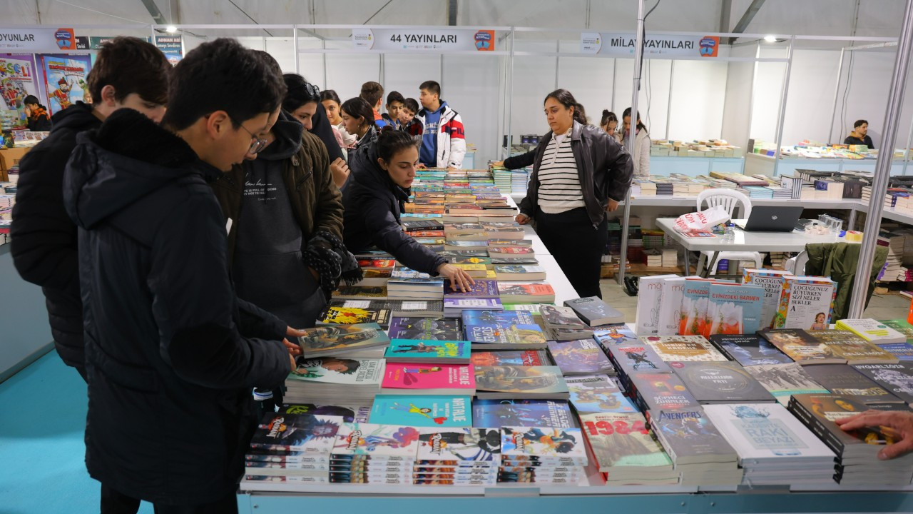 Depremzede şehir Kahramanmaraş’ta kitap fuarına yoğun ilgi