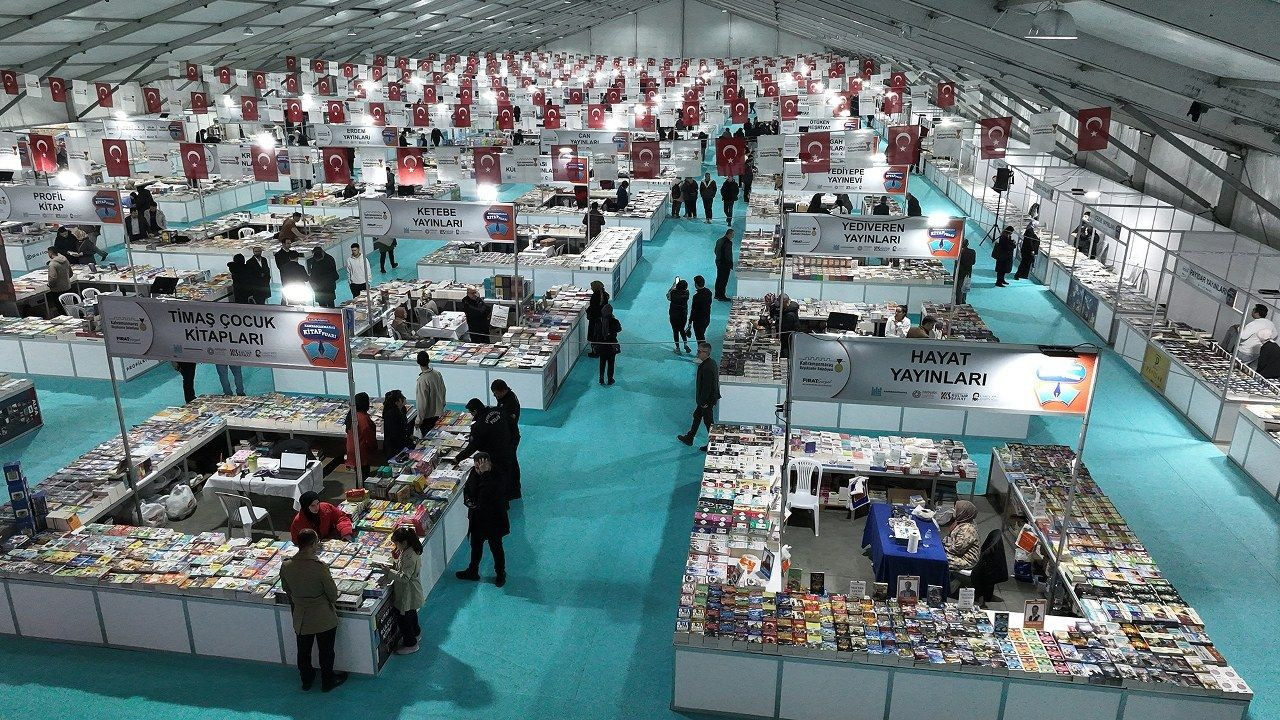 Depremzede şehir Kahramanmaraş’ta kitap fuarına yoğun ilgi - Sayfa 5