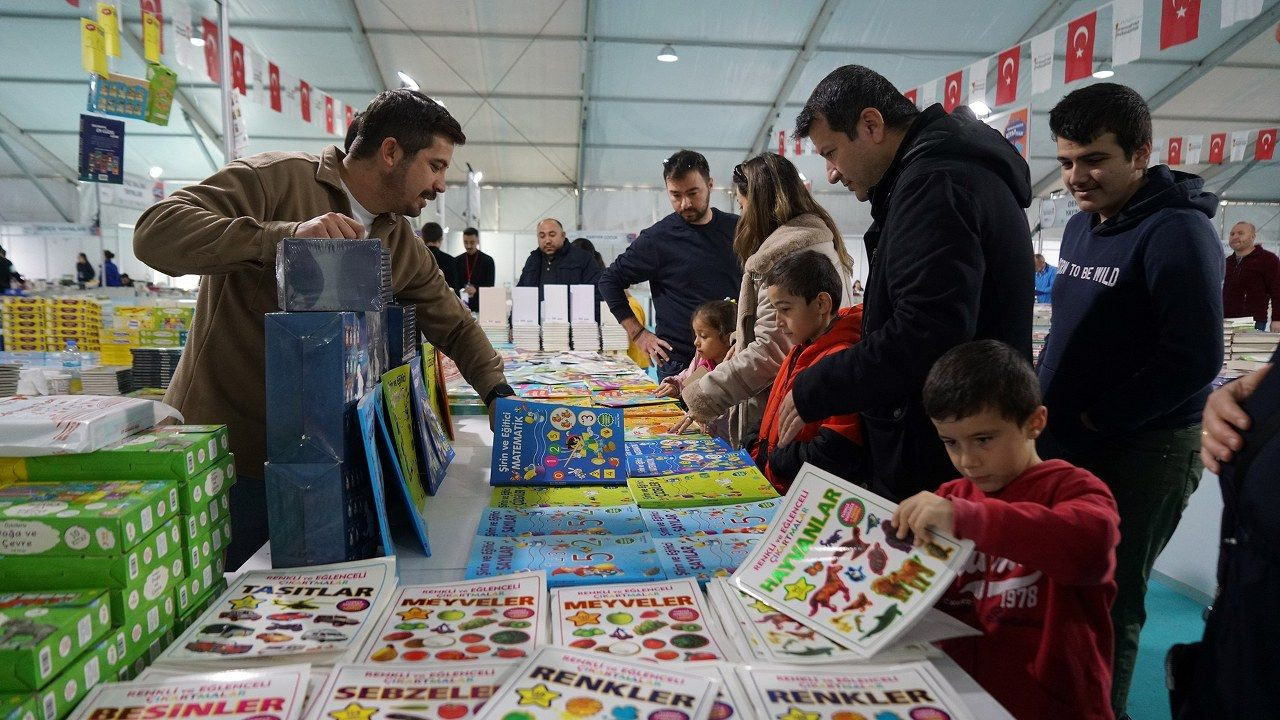 Depremzede şehir Kahramanmaraş’ta kitap fuarına yoğun ilgi - Sayfa 7