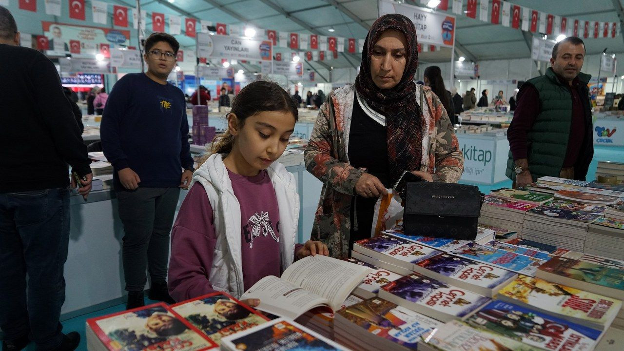 Depremzede şehir Kahramanmaraş’ta kitap fuarına yoğun ilgi - Sayfa 8