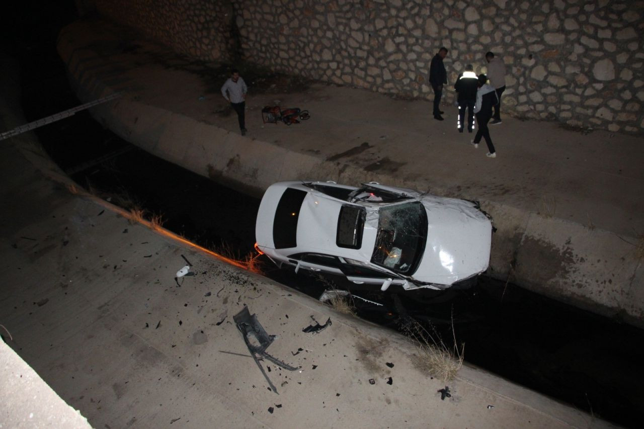 Kafa kafaya çarpışan otomobillerden biri 7 metre derinliğindeki kanala uçtu: 2 yaralı - Sayfa 3