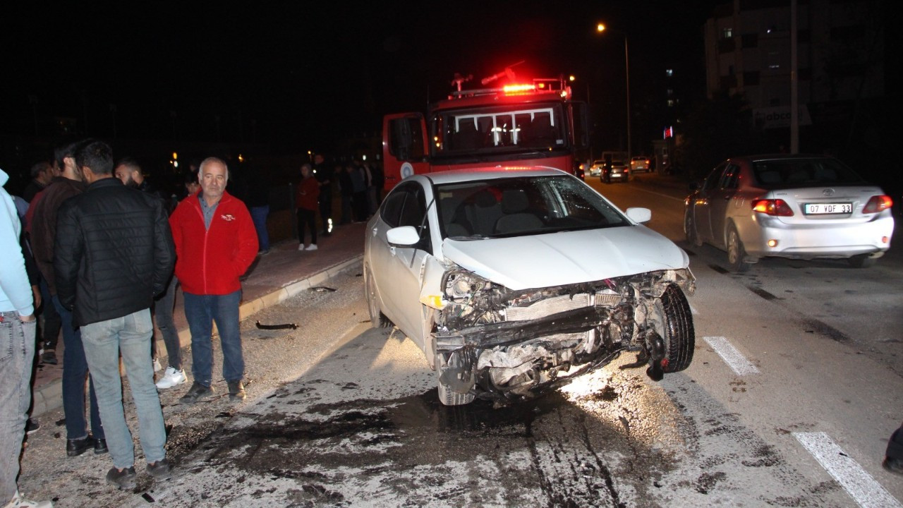 Kafa kafaya çarpışan otomobillerden biri 7 metre derinliğindeki kanala uçtu: 2 yaralı