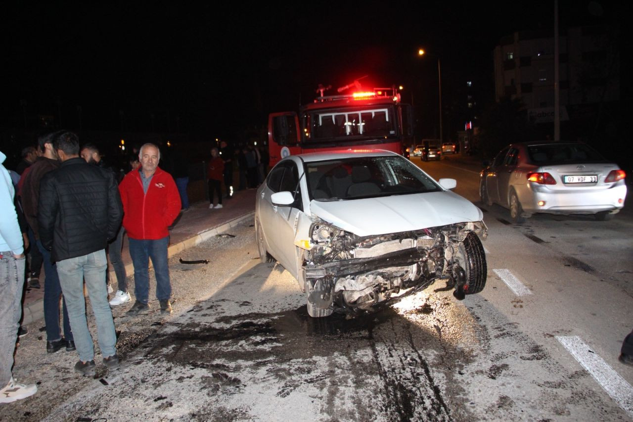 Kafa kafaya çarpışan otomobillerden biri 7 metre derinliğindeki kanala uçtu: 2 yaralı - Sayfa 1