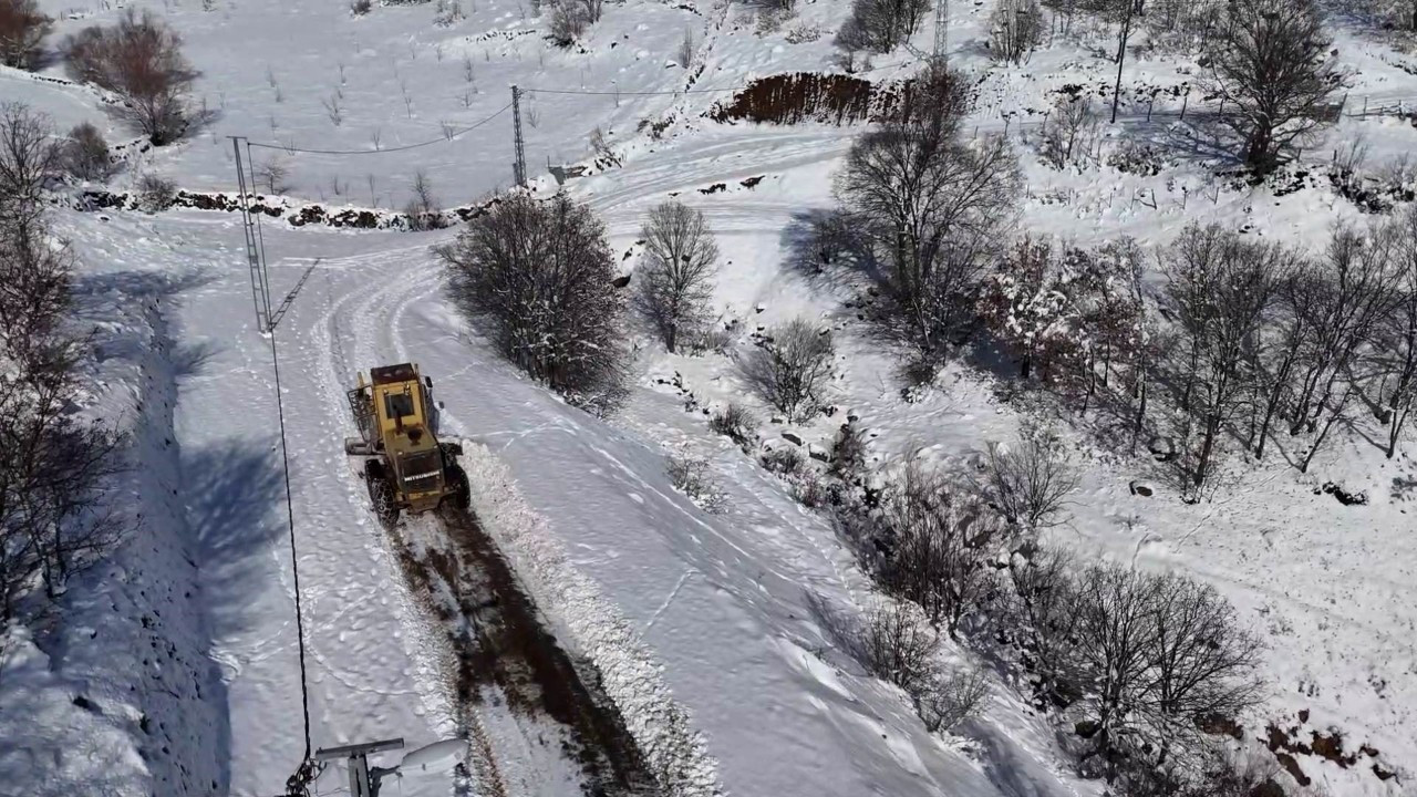 Bingöl’de kar nedeni ile kapanan 54 köy yolunun açılması için çalışmalar sürüyor