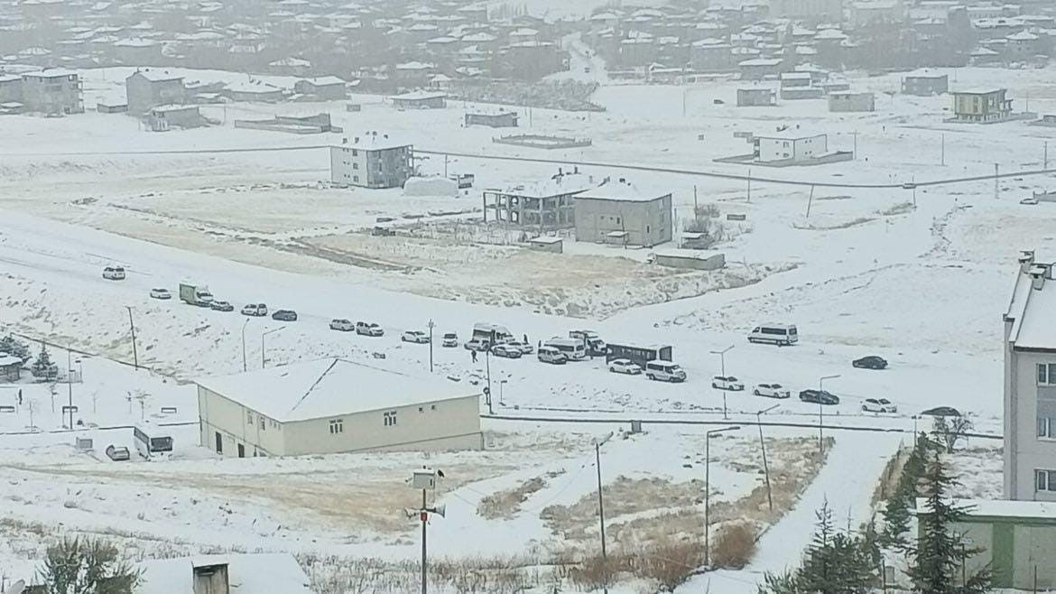 Van’da yollar buz pistine döndü - Sayfa 6