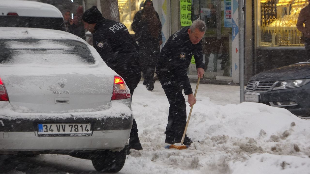 Van’da yollar buz pistine döndü - Sayfa 1