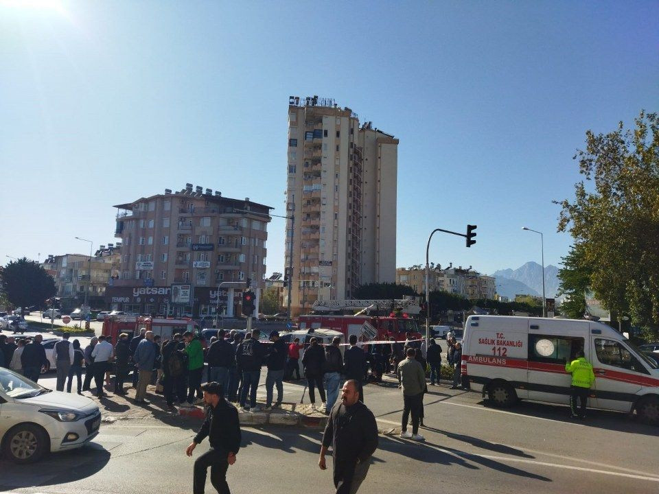 Uyarı tabelasını dikkate almadı, yan yatan araçta sıkışan 2 kişiyi itfaiye kurtardı - Sayfa 7