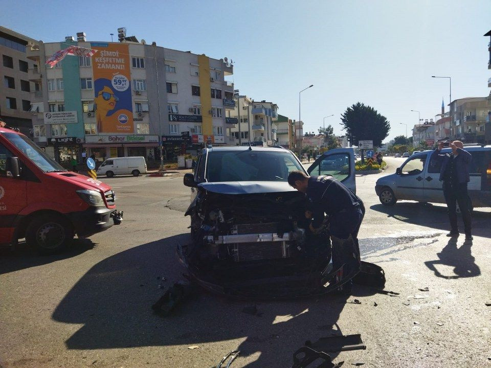 Uyarı tabelasını dikkate almadı, yan yatan araçta sıkışan 2 kişiyi itfaiye kurtardı - Sayfa 8