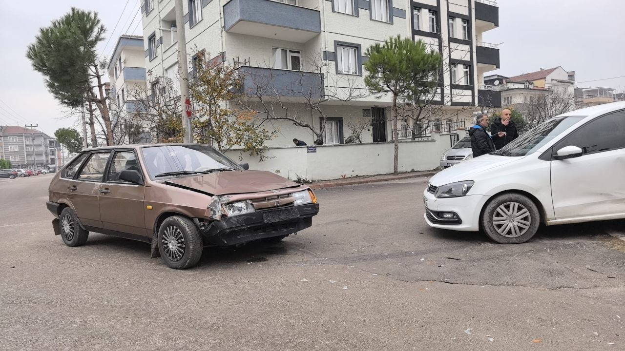 2 otomobilin çarpıştığı kazada 2 kişi yaralandı - Sayfa 6