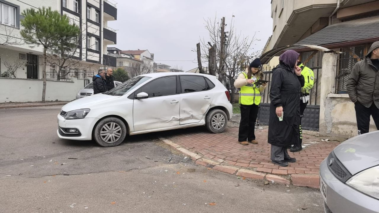 2 otomobilin çarpıştığı kazada 2 kişi yaralandı - Sayfa 3