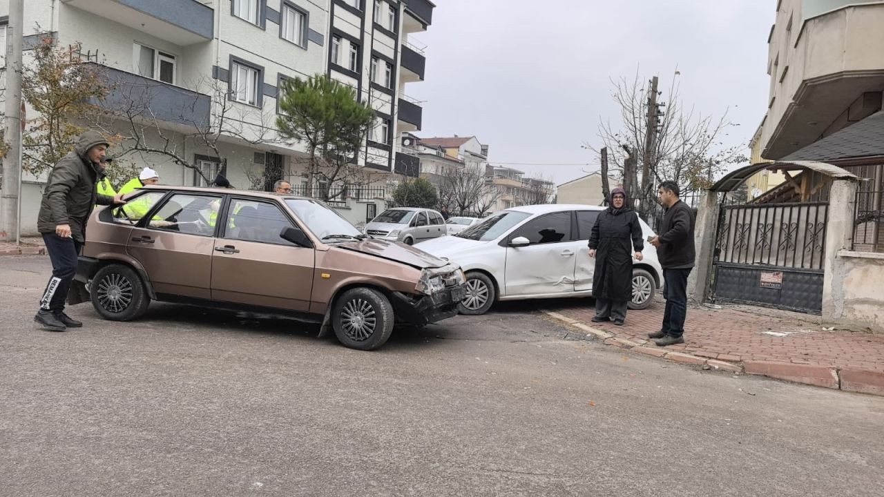 2 otomobilin çarpıştığı kazada 2 kişi yaralandı - Sayfa 1