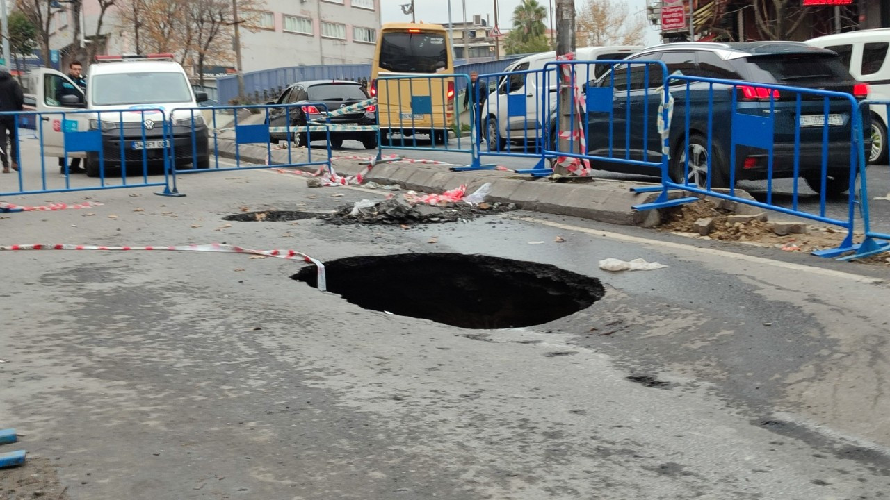 Güngören'de çöken yol hala trafiğe açılmadı, esnaf mağdur oldu