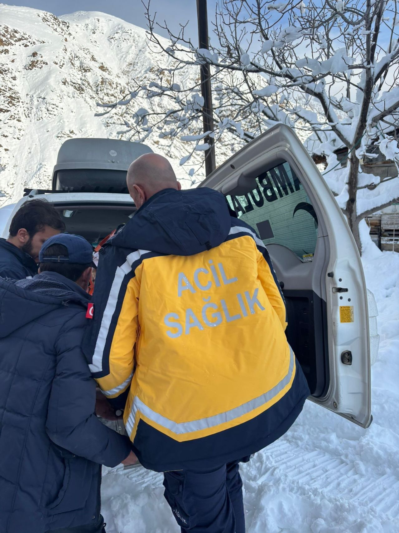 Karlı Yolları Aşan Sağlık Ekipleri Yaşlı Hastayı Kurtardı - Sayfa 4