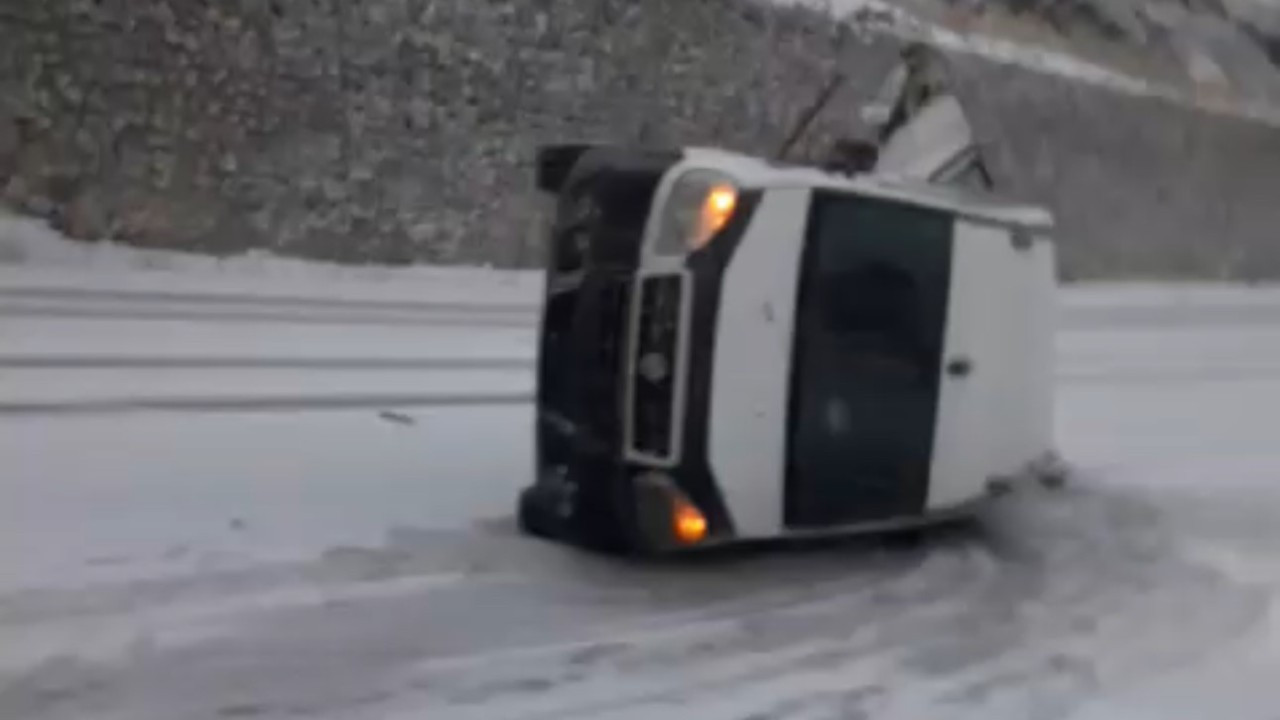 Kar Yağışı Nedeniyle Yüksekova’da Kafa Kafaya Çarpışma: 4 Yaralı!