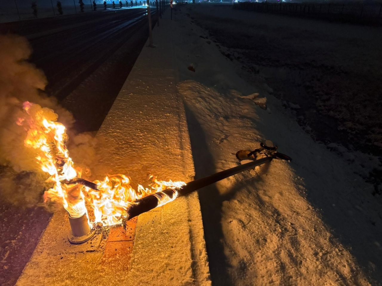 Van'da Aydınlatma Direği Kısa Devre Sonucu Yandı! - Sayfa 1