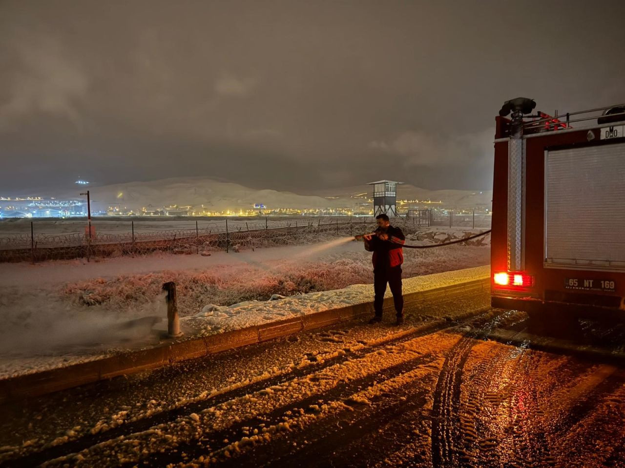 Van'da Aydınlatma Direği Kısa Devre Sonucu Yandı! - Sayfa 4