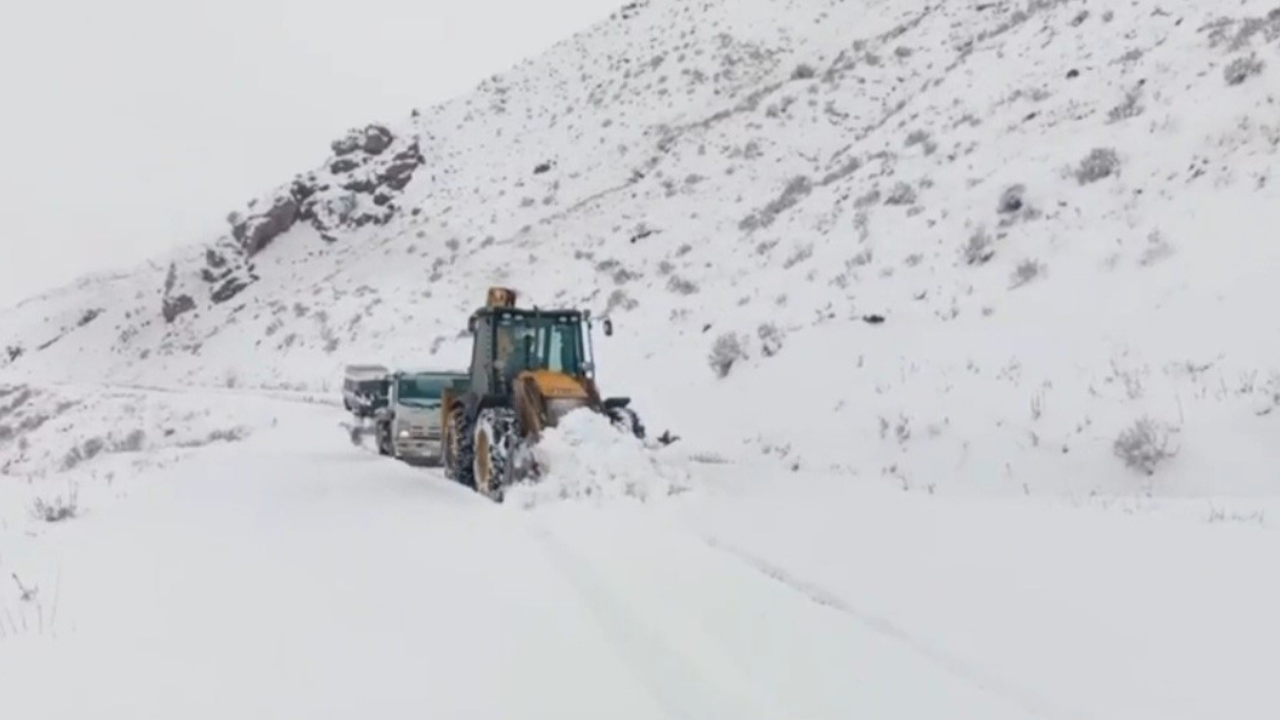 Siirt’te Kar Yağışı Mahsur Bıraktı: Minibüs Ve Tanker Kurtarıldı