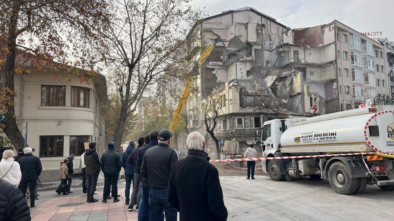 Eskişehir'de yıkım çalışması “kapalı gişe” devam ediyor - Sayfa 1