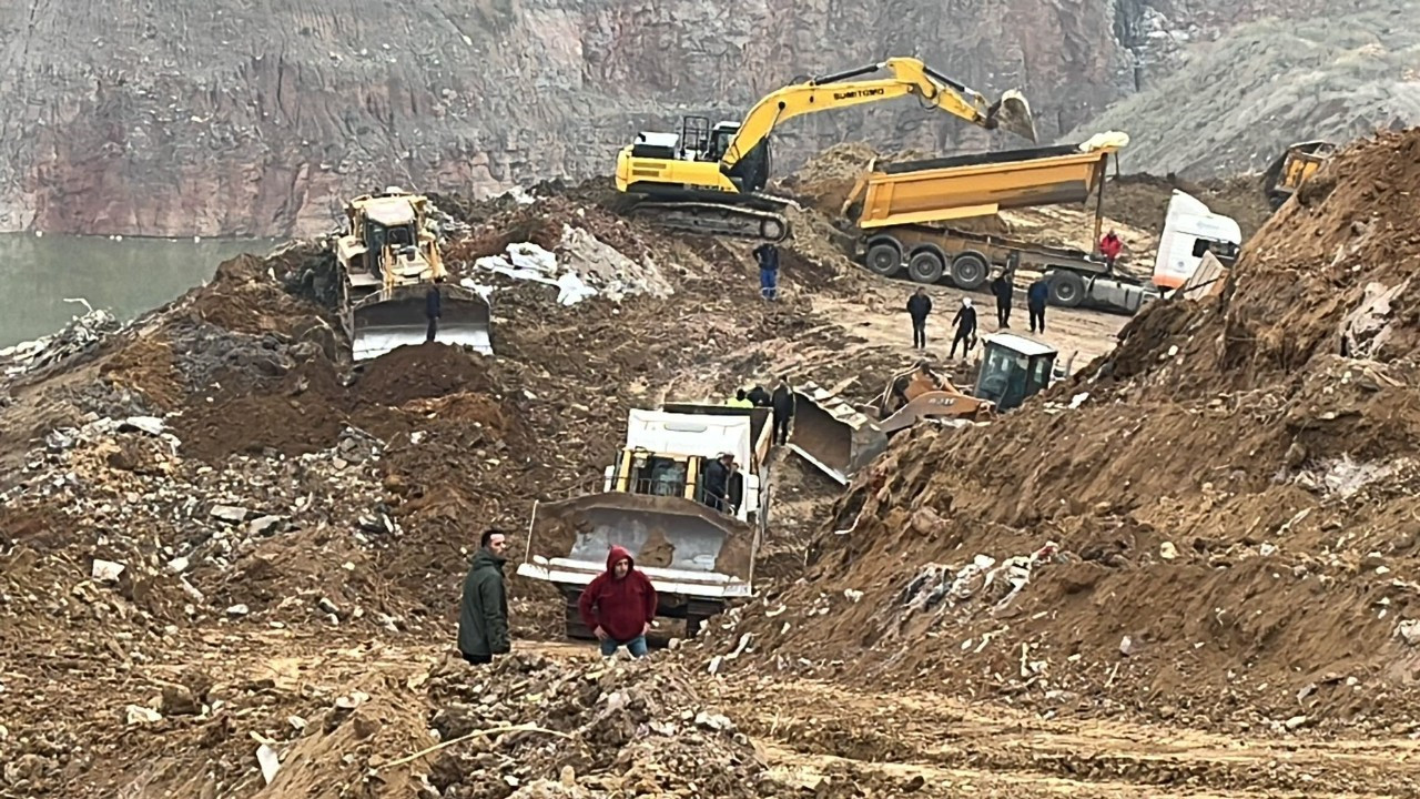 Hafriyat döküm sahasında toprak kaydı: Kamyonlar ve kepçe sürüklendi