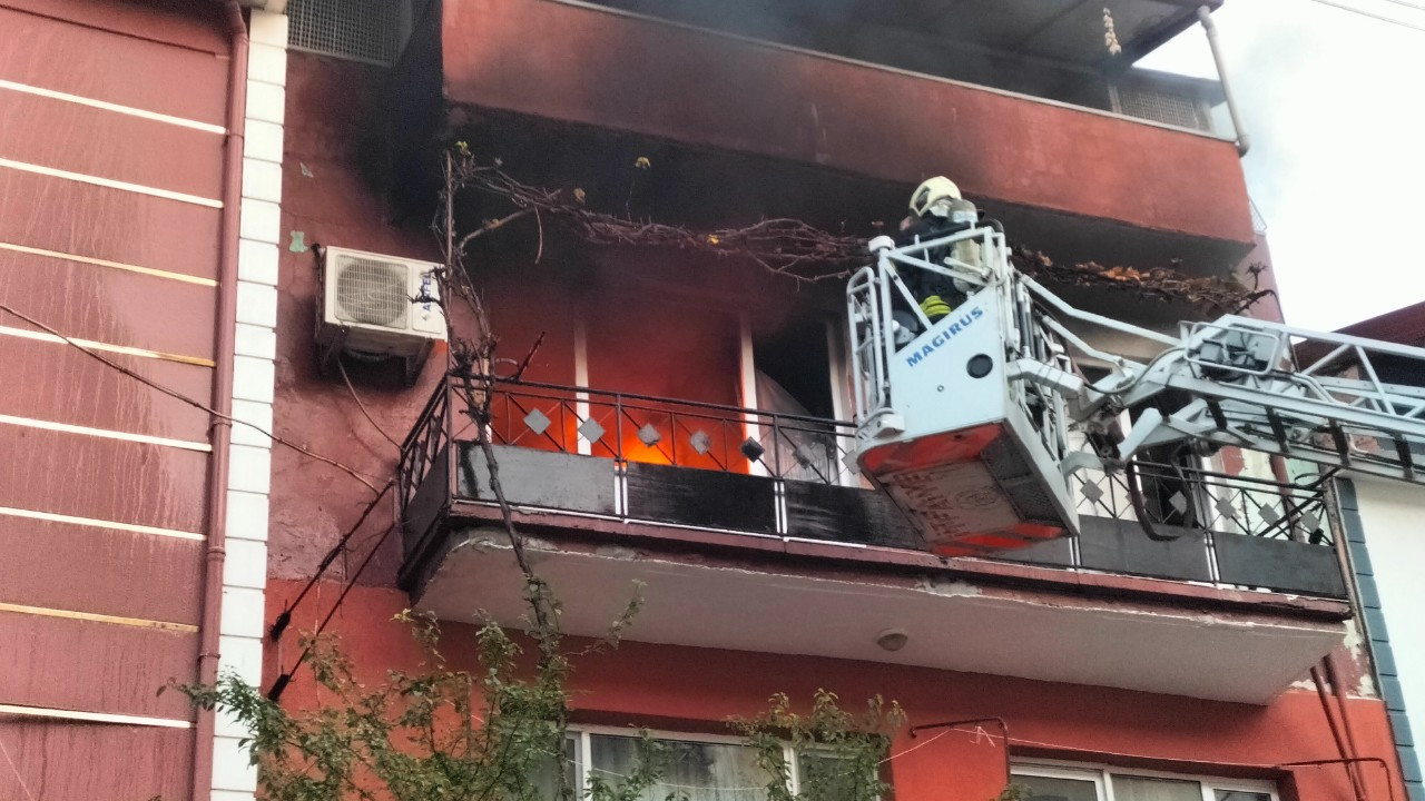 İzmit'te Ev Alevlere Teslim Oldu: İtfaiye Hayvanları Kurtardı