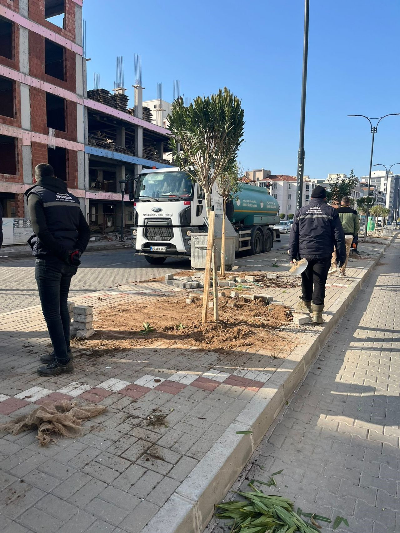 Manisa’da Peyzaj Çalışmaları Şehre Yeni Bir Görünüm Kazandırıyor - Sayfa 5