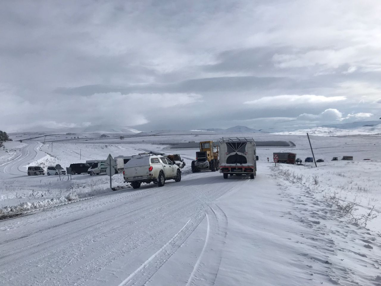 Buzlanma yüzünden kayan tır yolu trafiğe kapattı - Sayfa 4