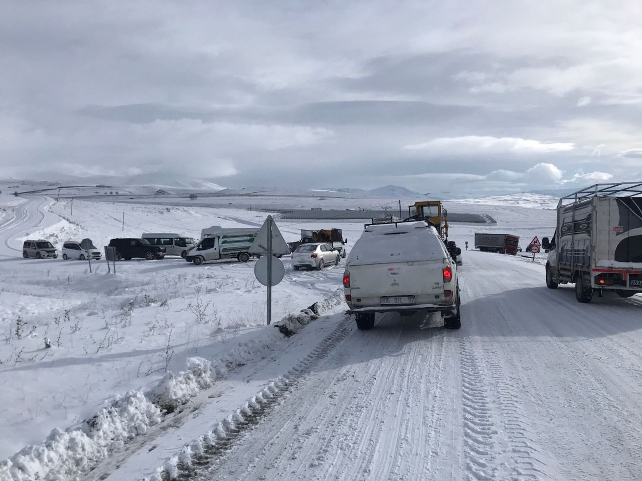 Buzlanma yüzünden kayan tır yolu trafiğe kapattı - Sayfa 3